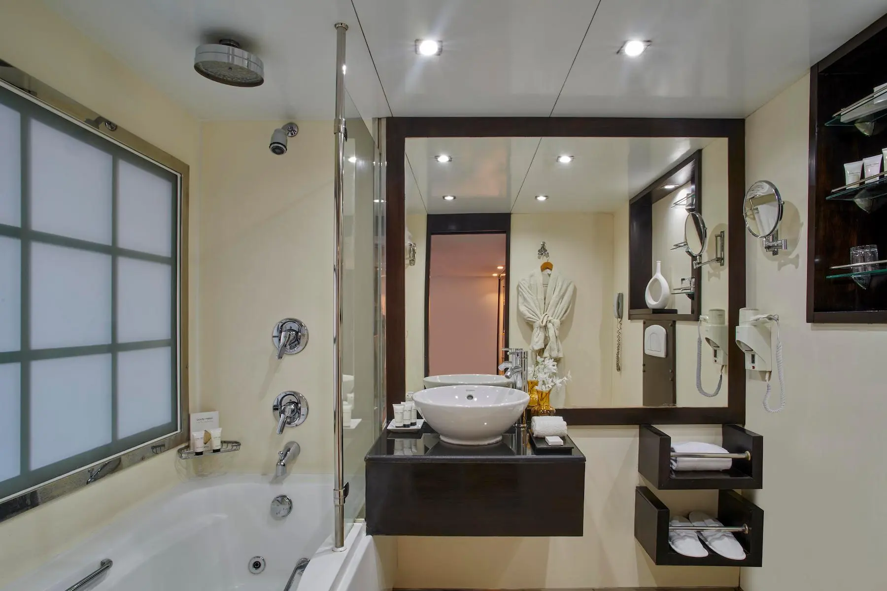 Luxury Cabin - View 3