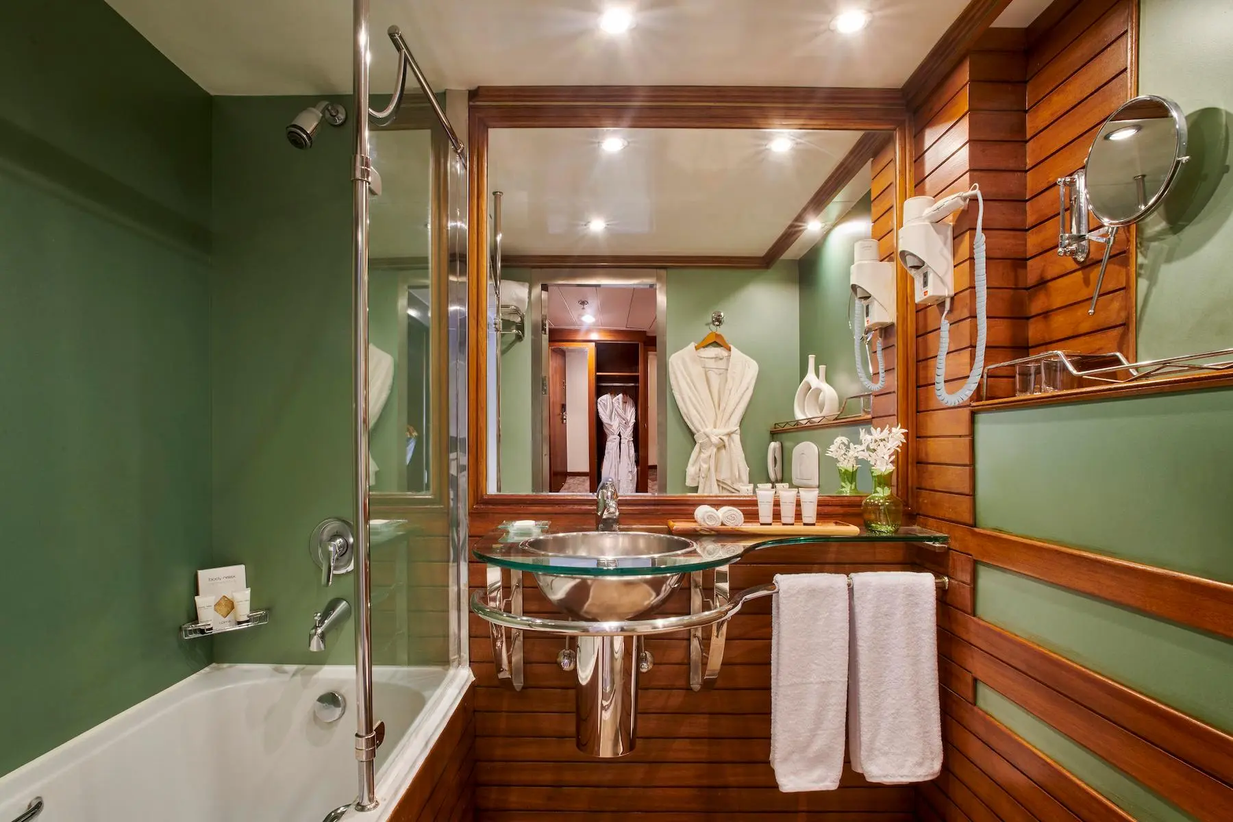 Luxury Cabin - View 3